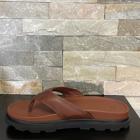 UGG Men's Capitola Leather Flip Flop - Picture 7 of 8